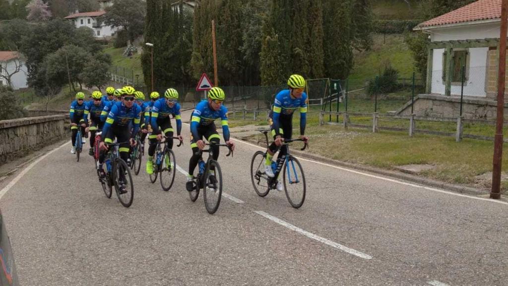 Varios corredores del equipo zamorano entrenando