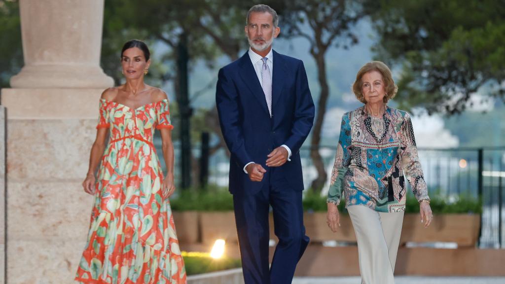 Los reyes Felipe y Letizia junto a la reina Sofía.