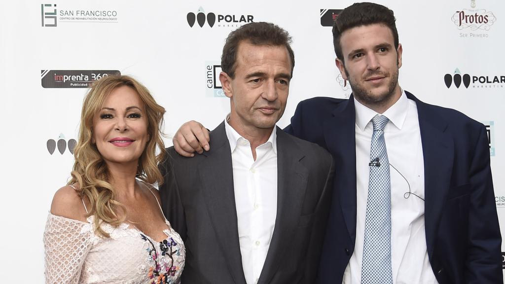 Álex Lequio junto a sus padres, en una imagen de archivo.