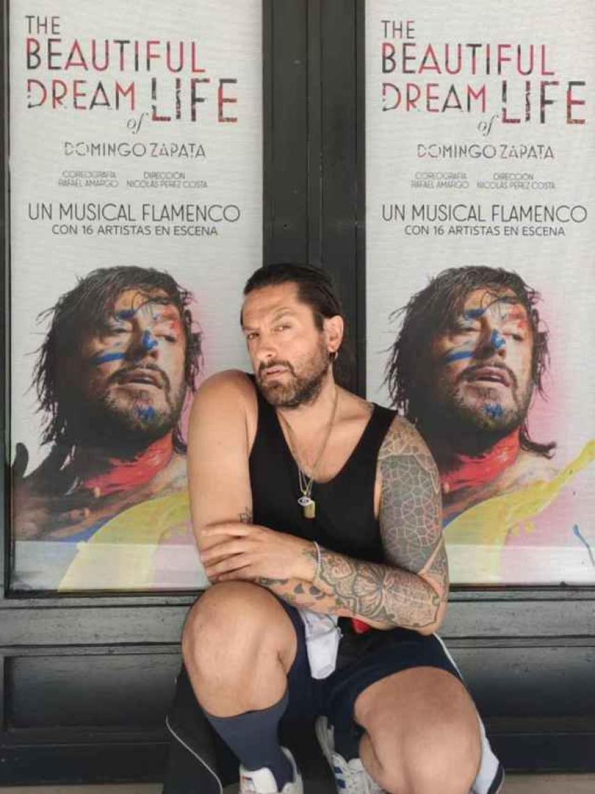 Rafael Amargo posando con el cartel de la obra en el Teatro Marquina.