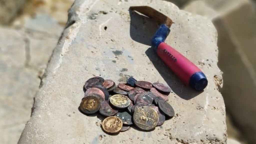 Imagen de un puñado de monedas recuperadas en el santuario de San Casciano / Foto: Jacopo Tabolli