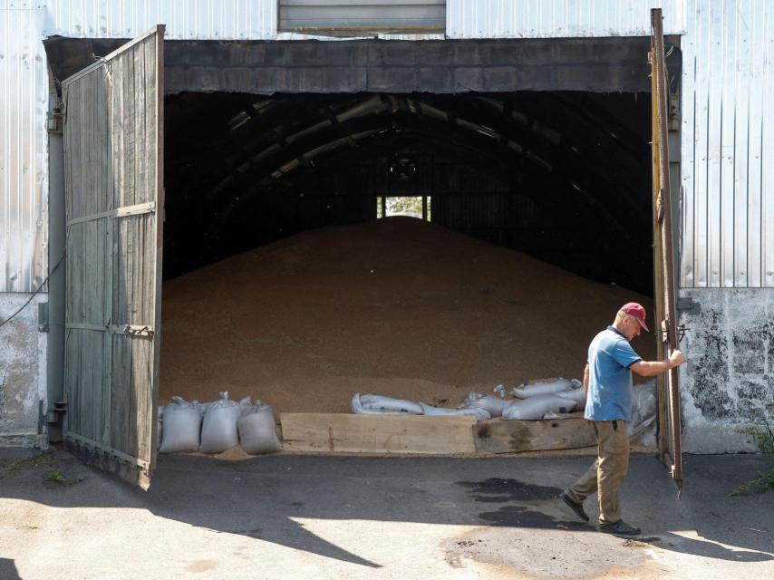 Un agricultor abre su almacén en Khreshchate, en la región de  Chernígov, en Ucrania.