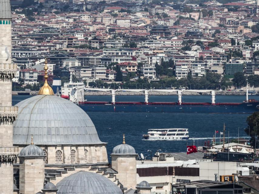 El primer buque con cereal ucraniano desde el inicio de la invasión a su paso por Estambul.