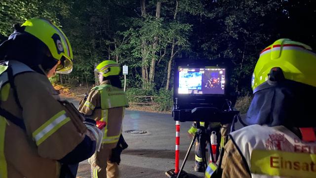 Los bomberos trabajan para tratar de sofocar el incendio en el bosque de Grunewald.