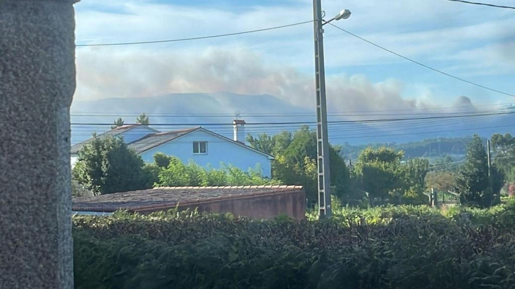 Incendio en la parroquia de Cures, en Boiro (A Coruña)