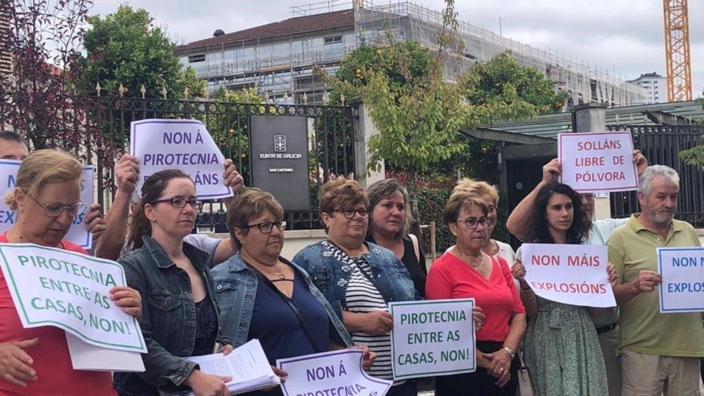 Vecinos de Solláns protestando frente al edificio de San Caetano de la Xunta de Galicia.