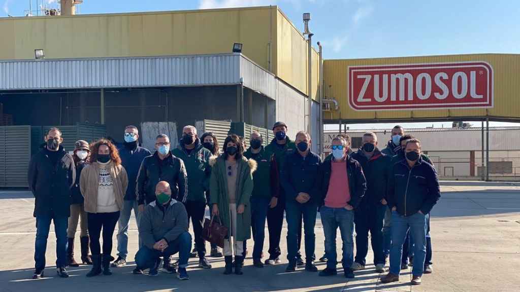 Los trabajadores ante la fábrica.