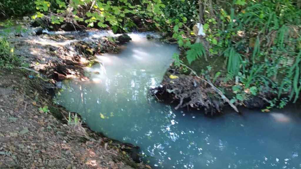 Vertido en el río Eifonso, en Vigo.