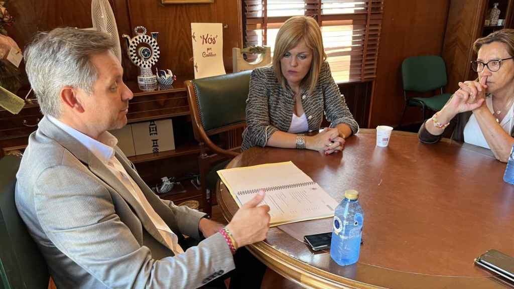 José Miñones, Digna Rivas y Maica Larriba durante su encuentro en Redondela.