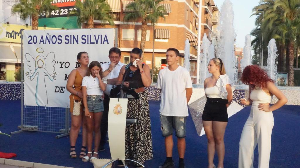 Toñi Santiago y su familia, durante el homenaje.