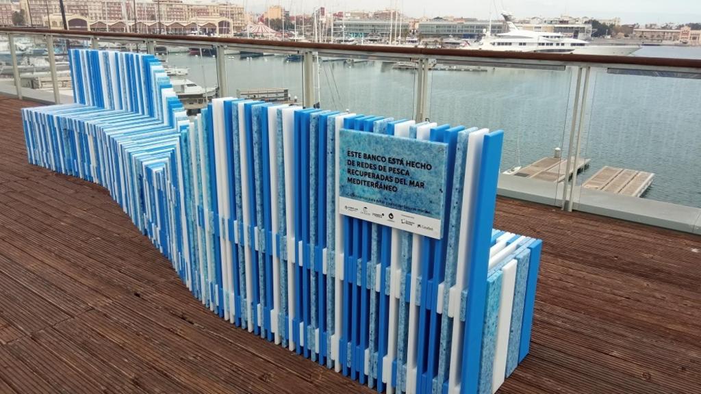 Banco realizado con residuos del sector pesquero, instalado en la terraza de la aceleradora Innsomnia.