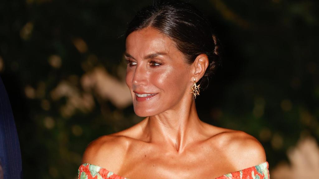 La reina Letizia luciendo los pendientes de Isabel Guarch este pasado jueves, 4 de agosto, en Marivent.