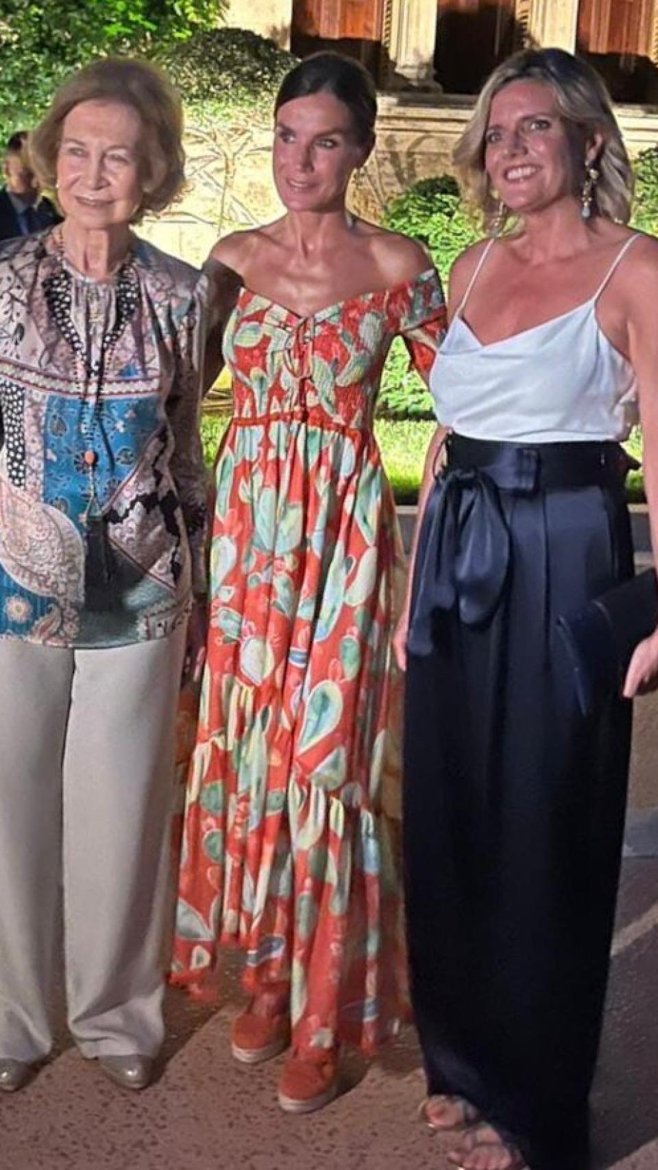 Isabel Guarch posando junto a la reina Letizia y la emérita Sofía durante la recepción a la sociedad balear.