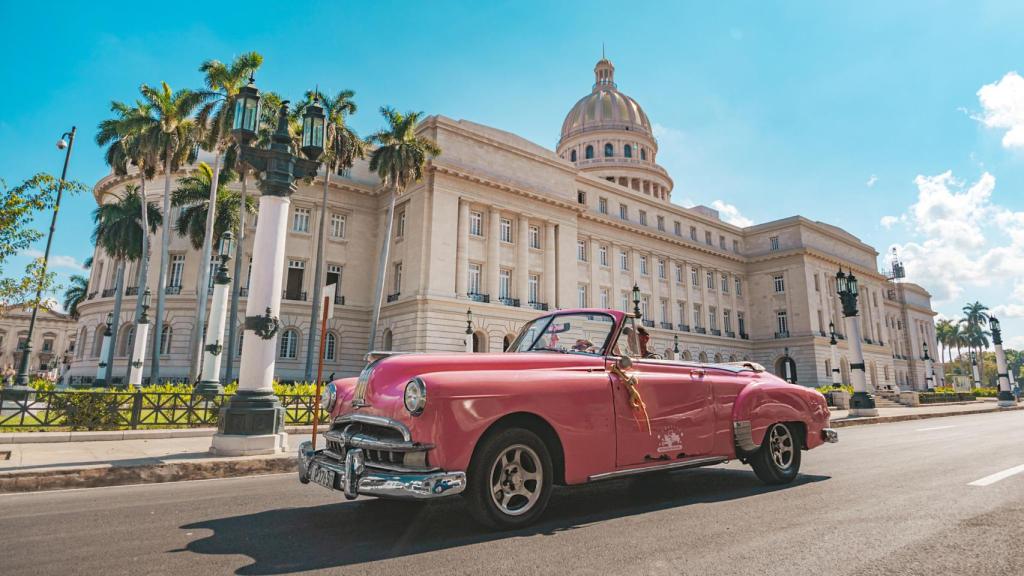 Un coche clásico de los años 50 frente al capitolio de La Habana, Cuba.