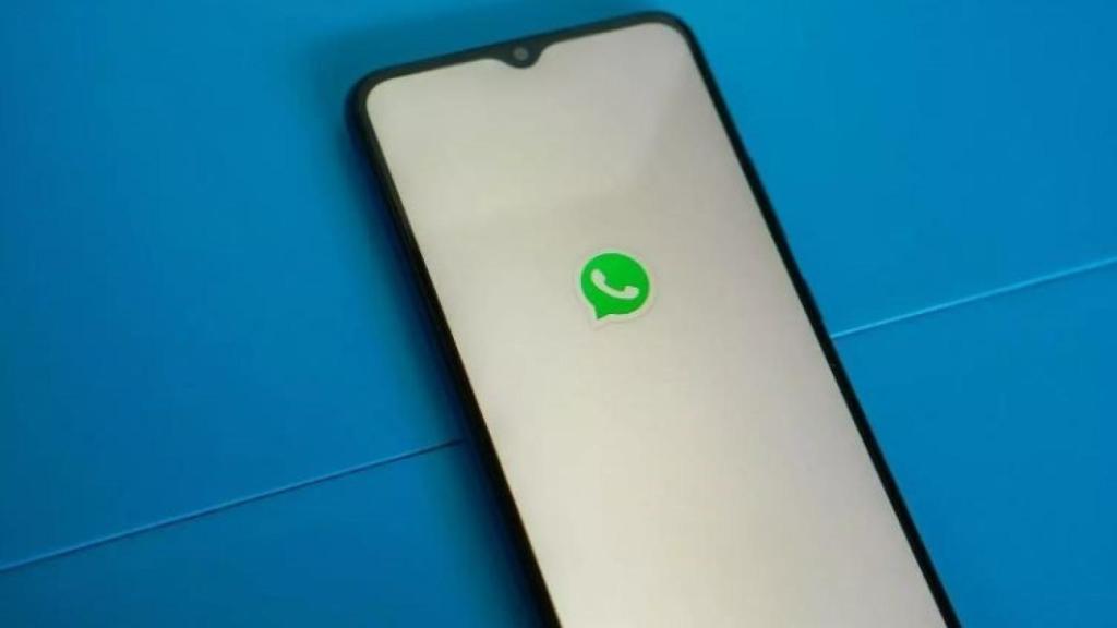 Un teléfono móvil iniciando sesión en WhatsApp.