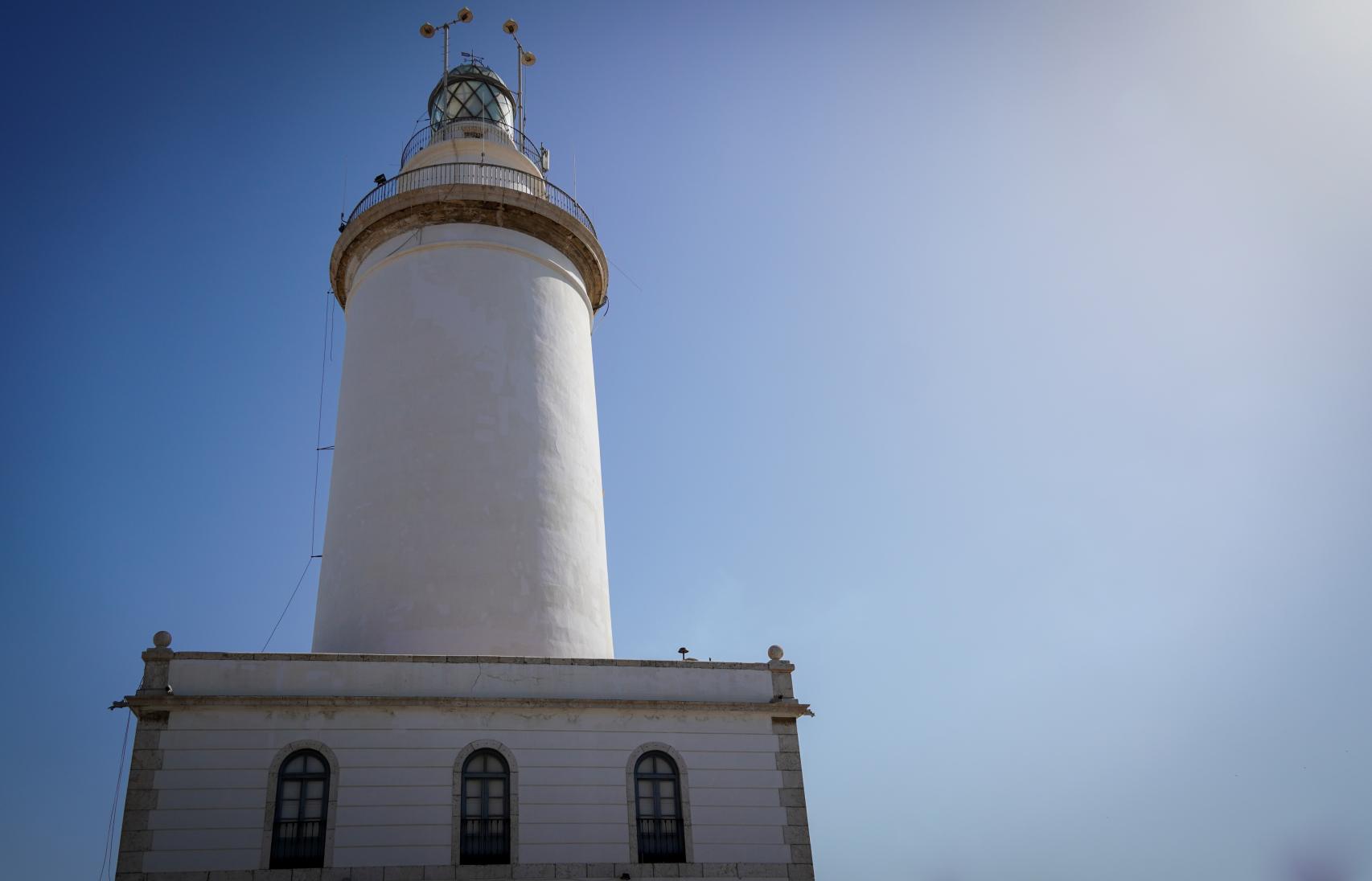 La señal marítima es un elemento esencial del skyline del puerto de Málaga.