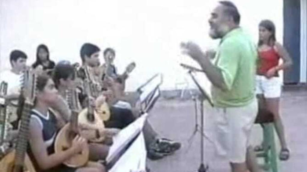 Cecilio dando clases a sus alumnos.