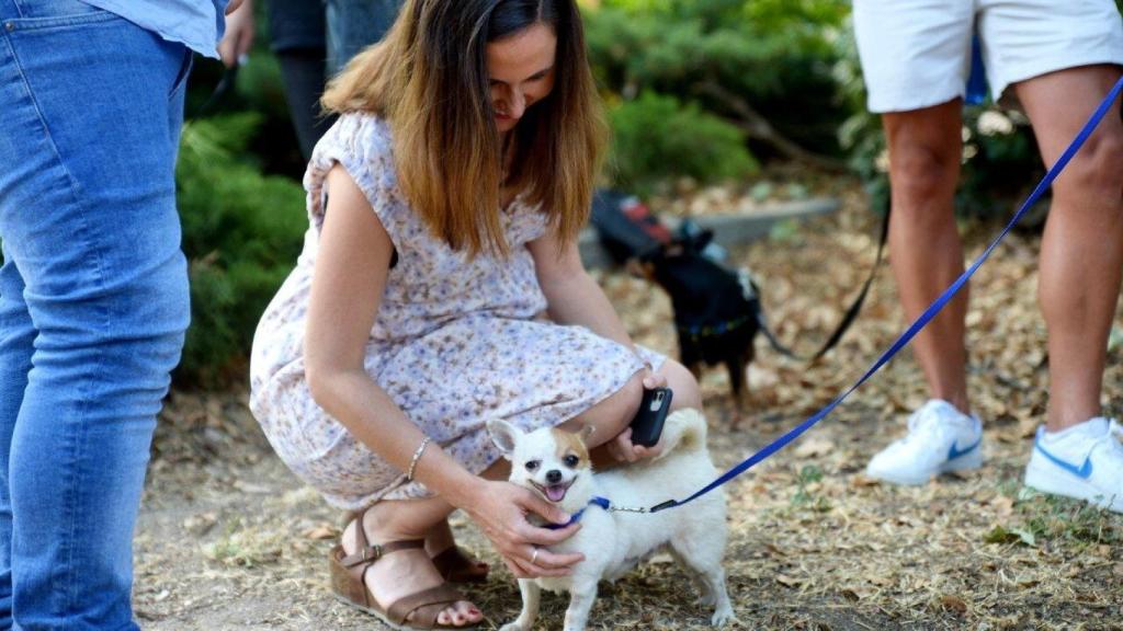 La ministra Belarra, junto a un perro. EE