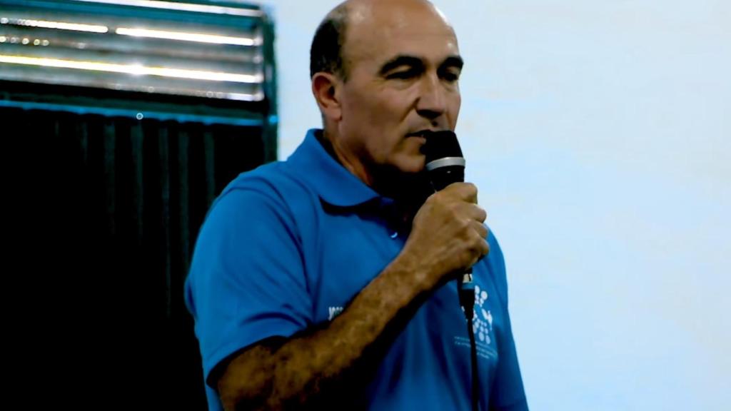 José Luis durante una de las peleas de gallos.