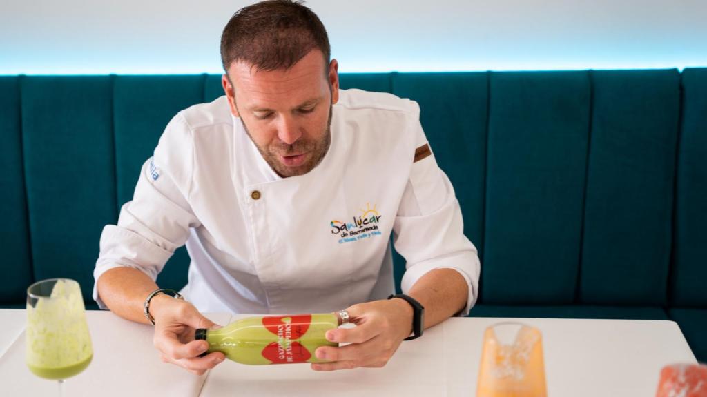 El cocinero lee la etiqueta del gazpacho de jalapeño.