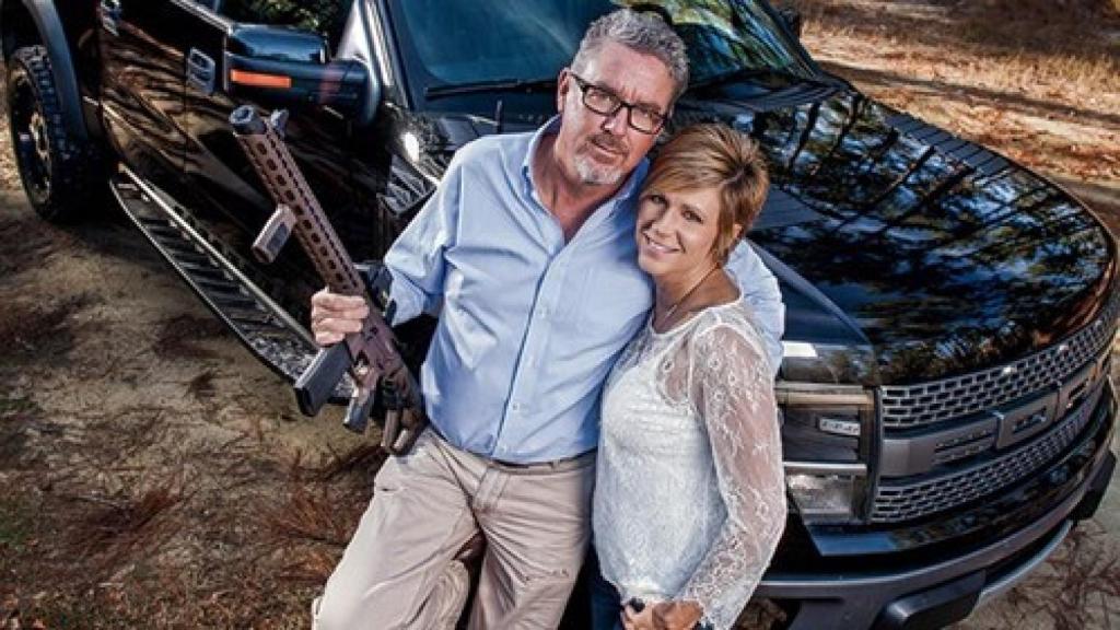 Marty Daniel, presidente ejecutivo de Daniel Defense, junto a su esposa Cindy Daniel.