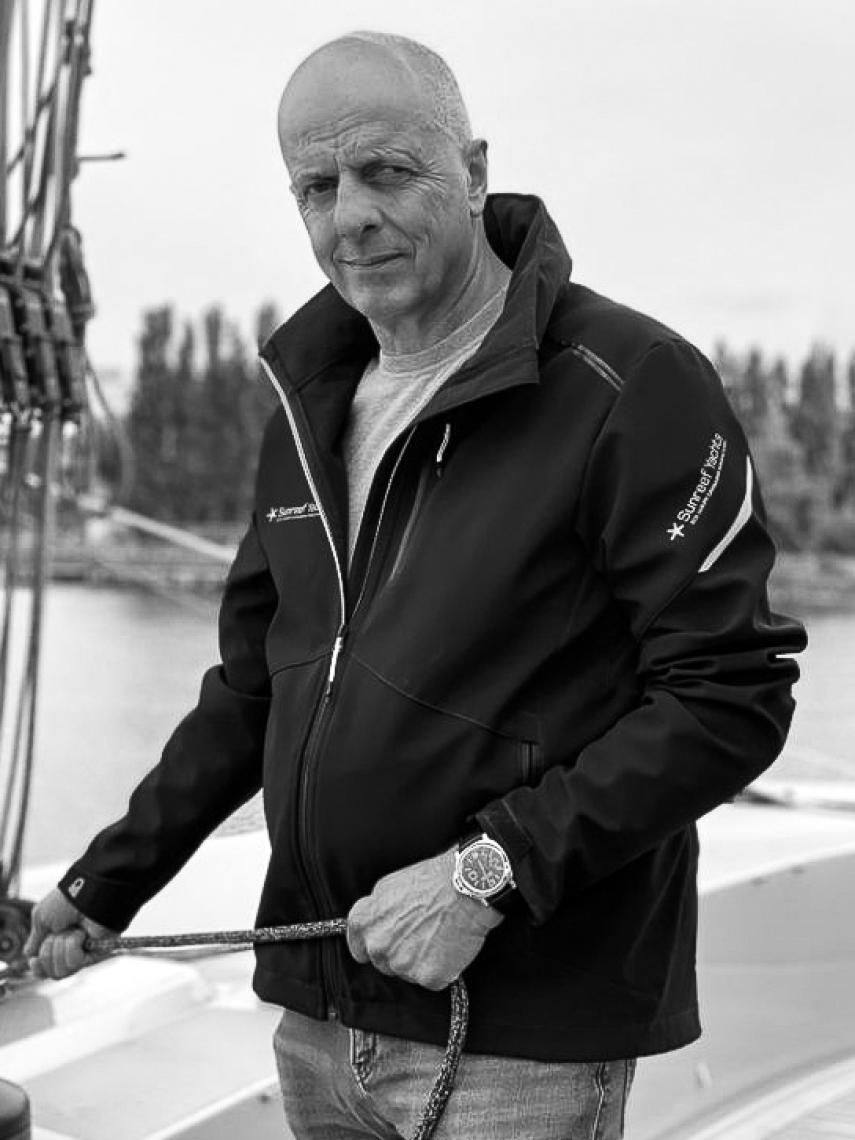 Francis Lapp frente a uno de sus barcos