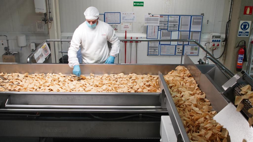 Un operario trabaja en una fábrica de Castilla y León