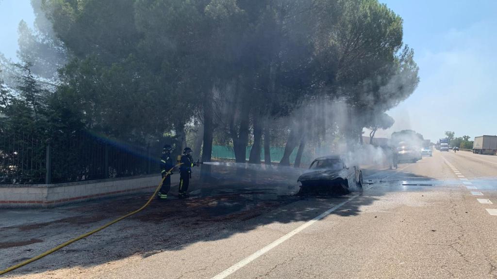 Los bomberos sofocan el incendio de un vehículo en la N-122
