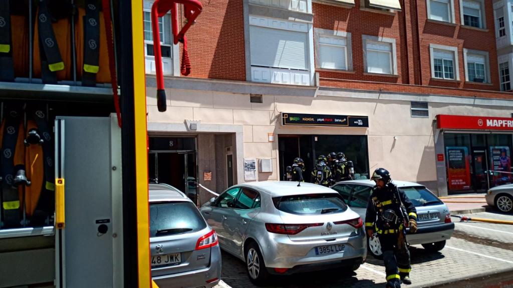 Los bomberos sofocan el fuego en una tienda de telefonía de Laguna