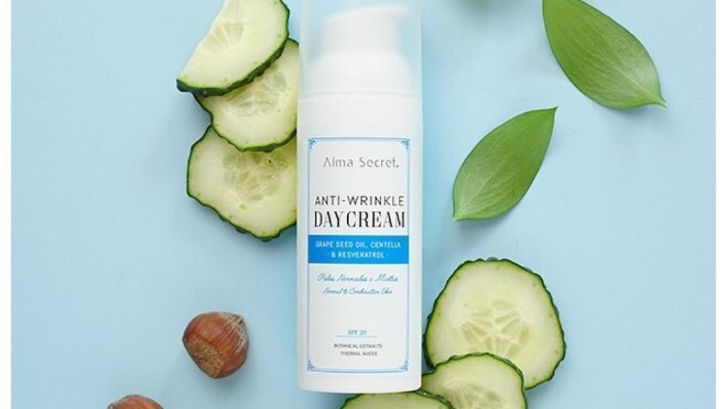 Esta crema trata los primeros signos del envejecimiento .