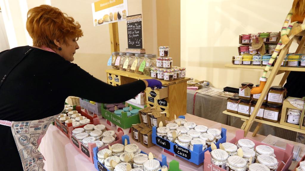 Una comerciante prepara su puesto de venta en Toledo.