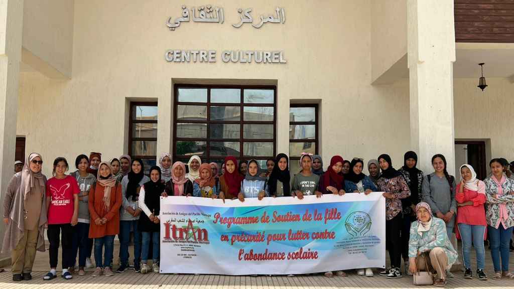 Un grupo de participantes en el programa de escolarización.