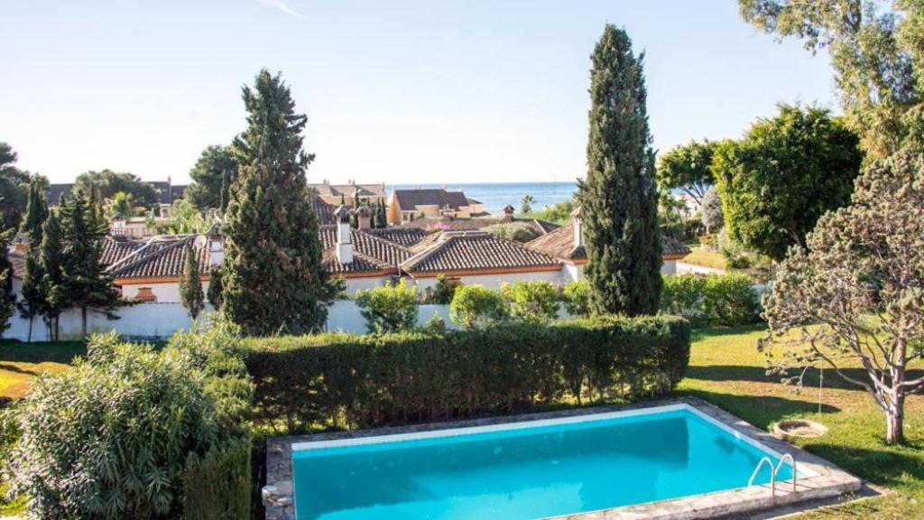 Una casa con piscina