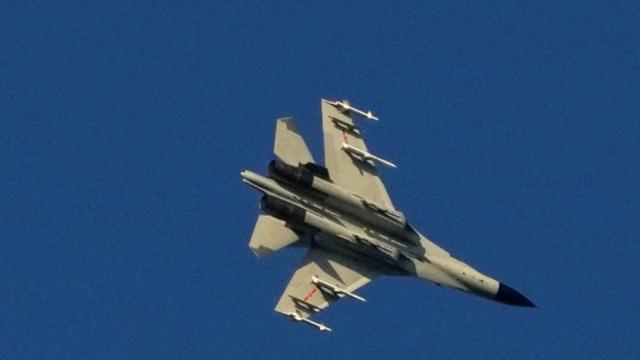 Un avión del Ejército chino sobrevolando la isla de Pingtan.