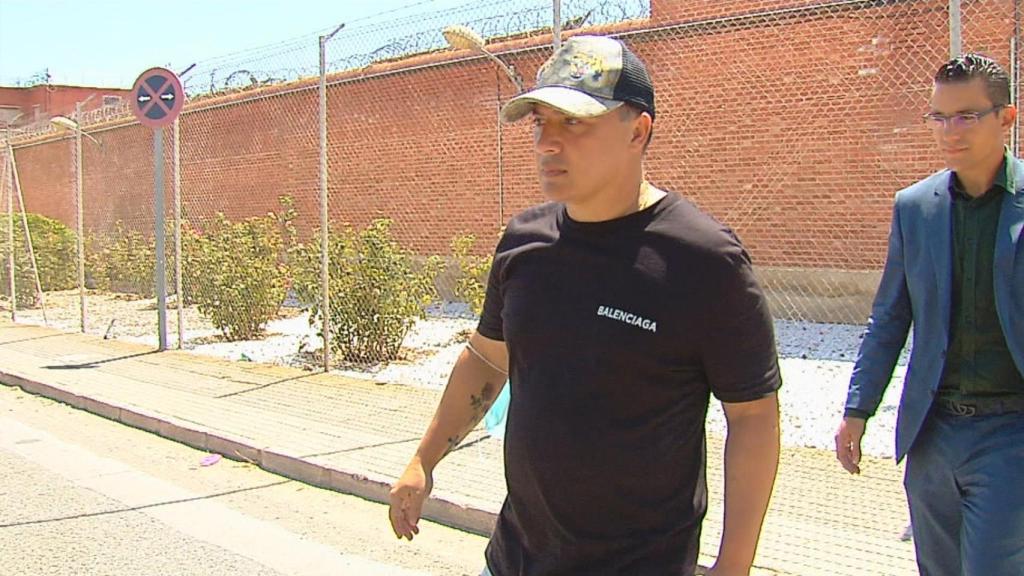 Nacho Jacob, este viernes, junto al abogado murciano Raúl Pardo-Geijo, a la salida del Centro Penitenciario Murcia I. Autor: 7TV