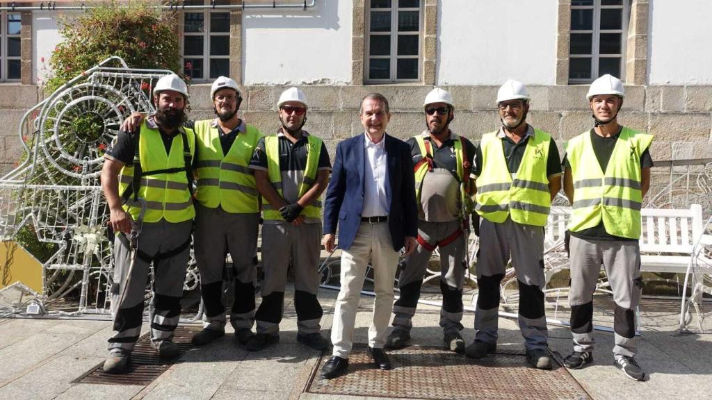 Abel Caballero junto a los obreros que montan las luces.