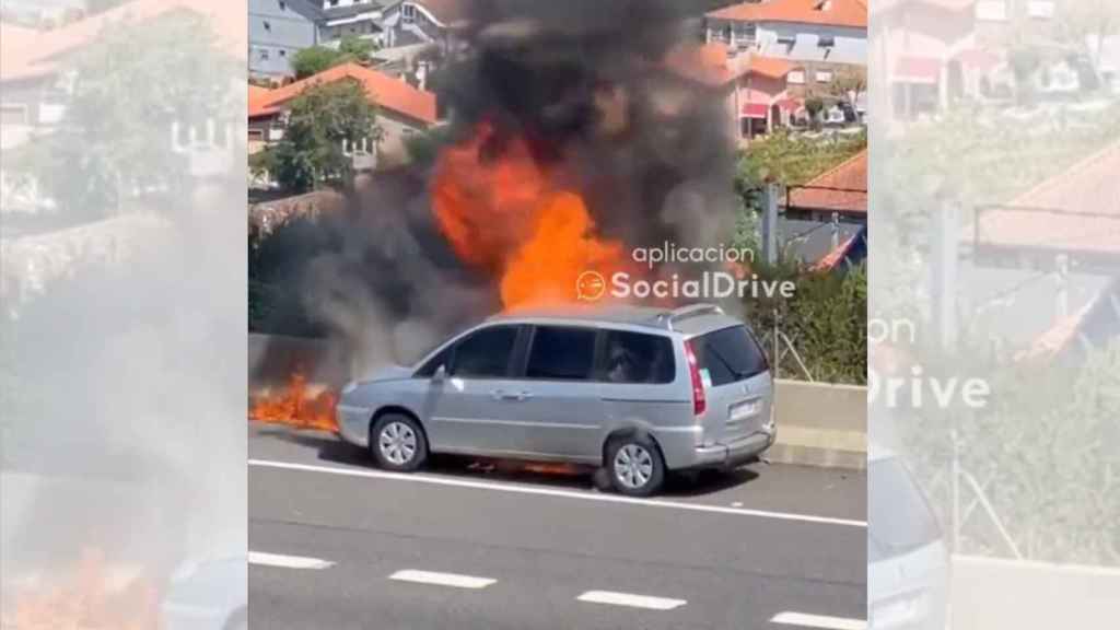 Coche ardiendo en la Avenida de Madrid, en Vigo.