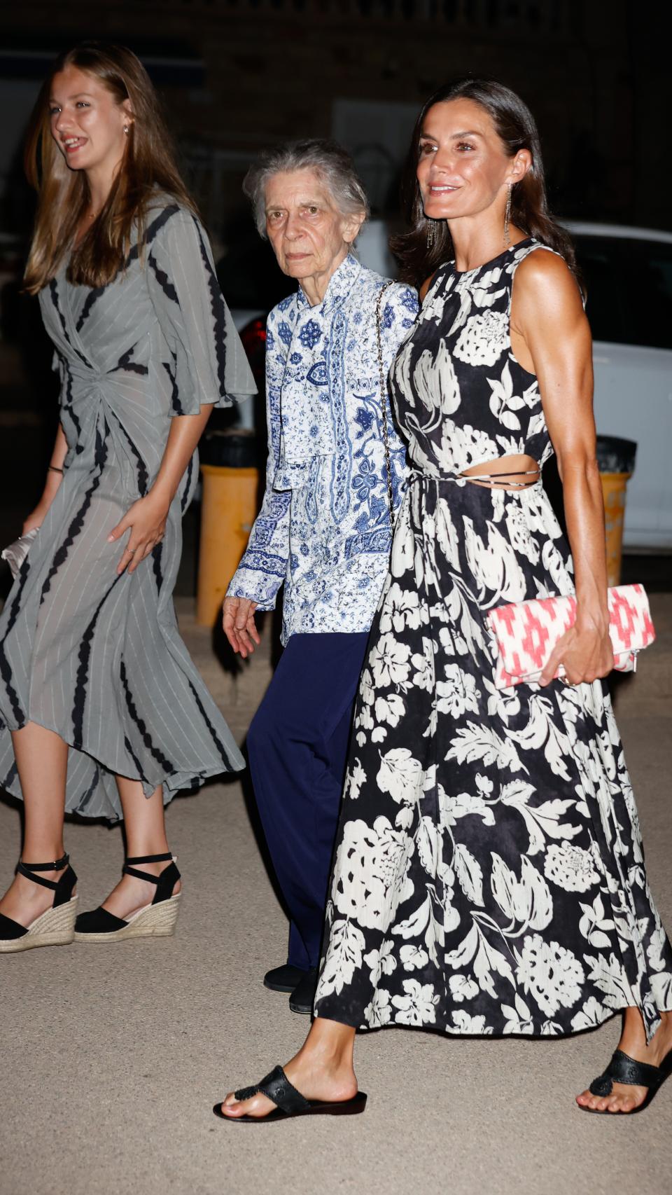 La reina Letizia junto a su hija Leonor e Irene de Grecia posando ante los medios.