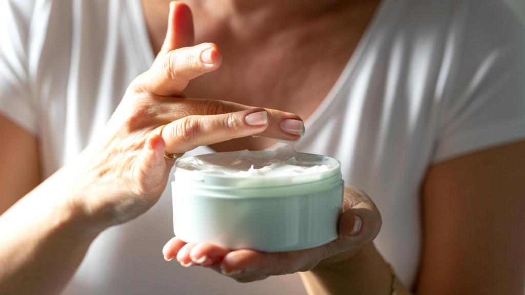 Mujer aplicando una crema hidratante.