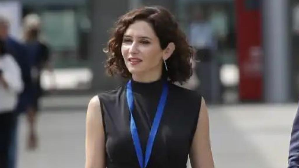 La presidenta de la CAM, Isabel Díaz Ayuso, y su secretario general , Alfonso Serrano, durante la convención del PP.