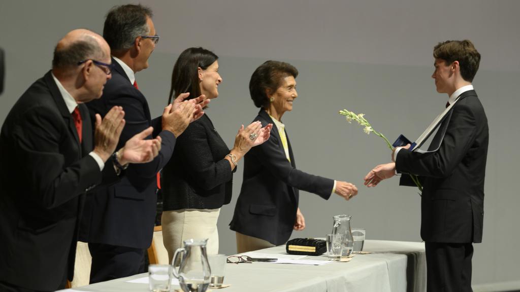 Izik-Dzurco saluda a Paloma O'Shea, la directora del evento.