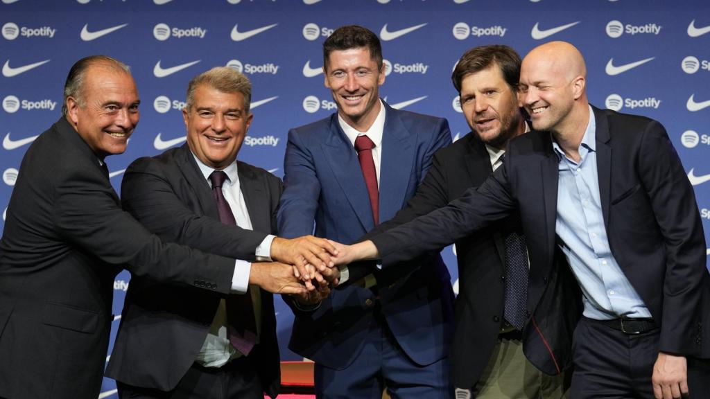 De izquierda a derecha: Rafa Yuste, Joan Laporta,  Robert Lewandowski, Mateu Alemany y Jordi Cruyff
