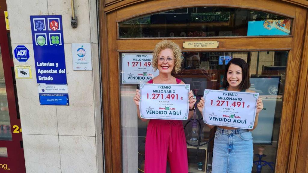 Mariángeles Torregrosa y su hija Desirée Agorreta, dueñas del estanco que ha repartido el cuantioso premio.