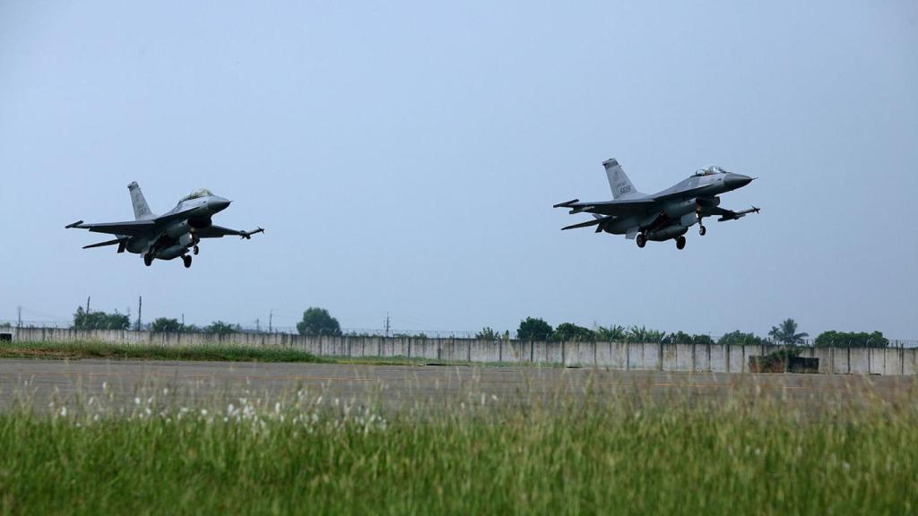 F-16 taiwaneses despegando