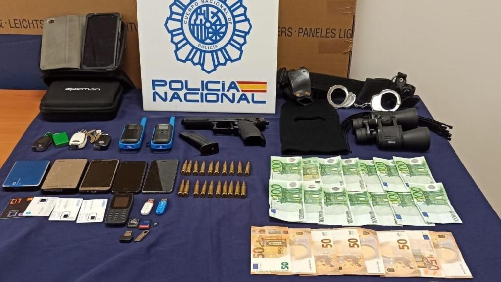 Objetos encontrados en el registro de la Policía.