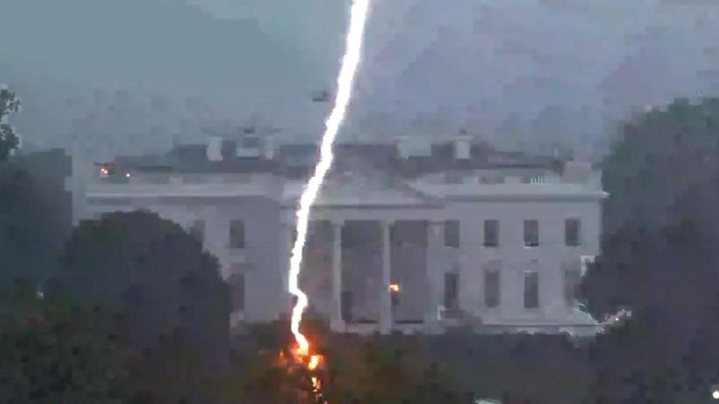 Un rayo impacta contra un árbol en Lafayette Park, frente a la Casa Blanca, en Washington.
