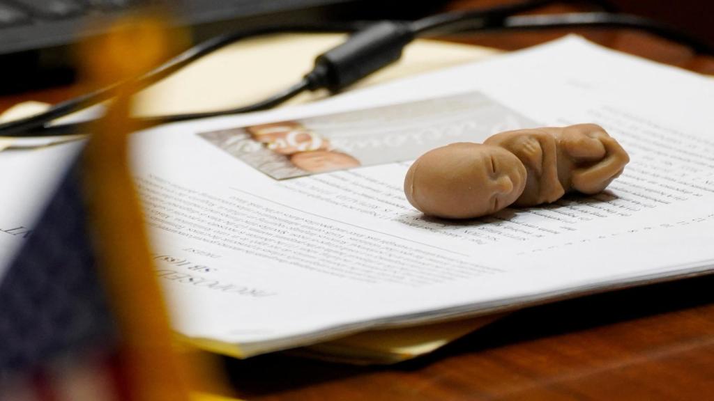 Réplica de un feto humano durante el debate sobre el aborto en la Cámara de Representantes de Indiana.