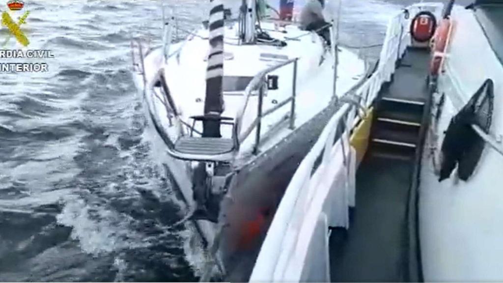Imagen del rescate de un velero en Lorbé, en Oleiros (A Coruña)