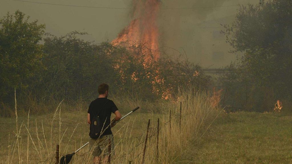 Una persona trabaja en la contención de los incendios de Verín.