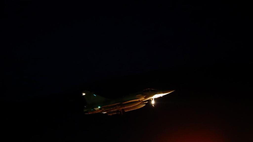 Un caza Mirage 2000-5 prepara un aterrizaje en la base aérea de Hsinchu, en Taiwán.